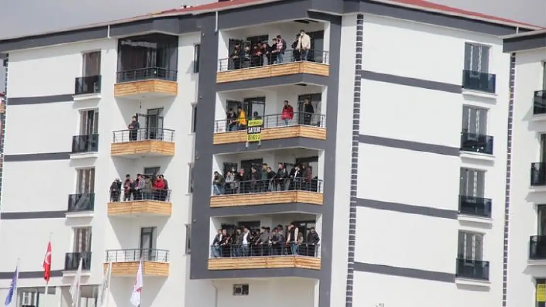 'Elazığspor aşkı engel tanımıyor, maçı balkondan izlediler'