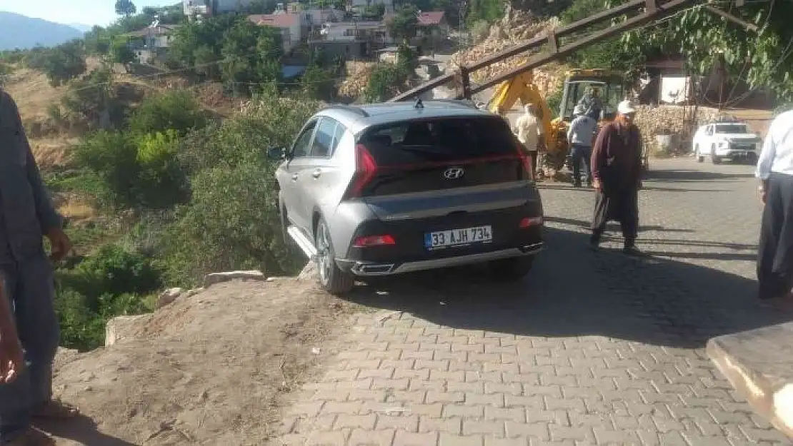 'Elektrik direği uçurumdan yuvarlanmasına engel oldu'