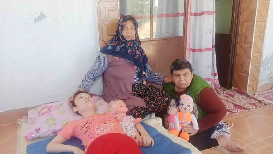 'Eli öpülesi anne,  engelli çocuklarına bebek gibi bakıyor'