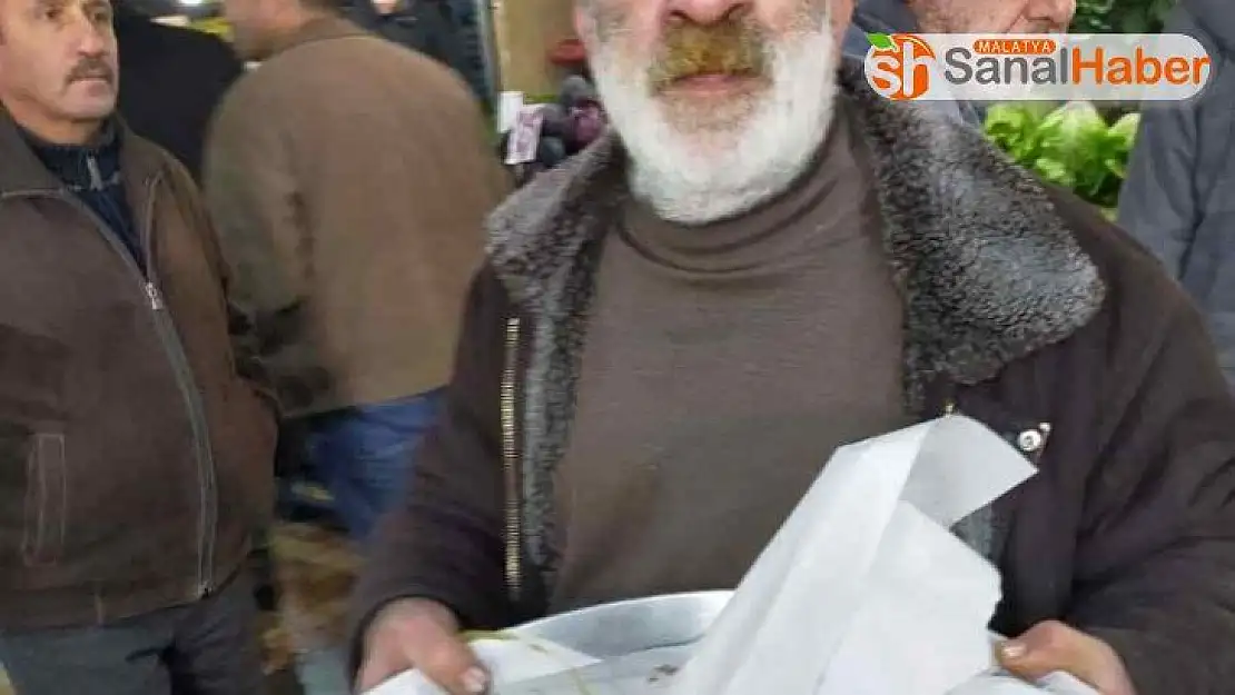 Emekli olunca esnafa tatlı ikram etti