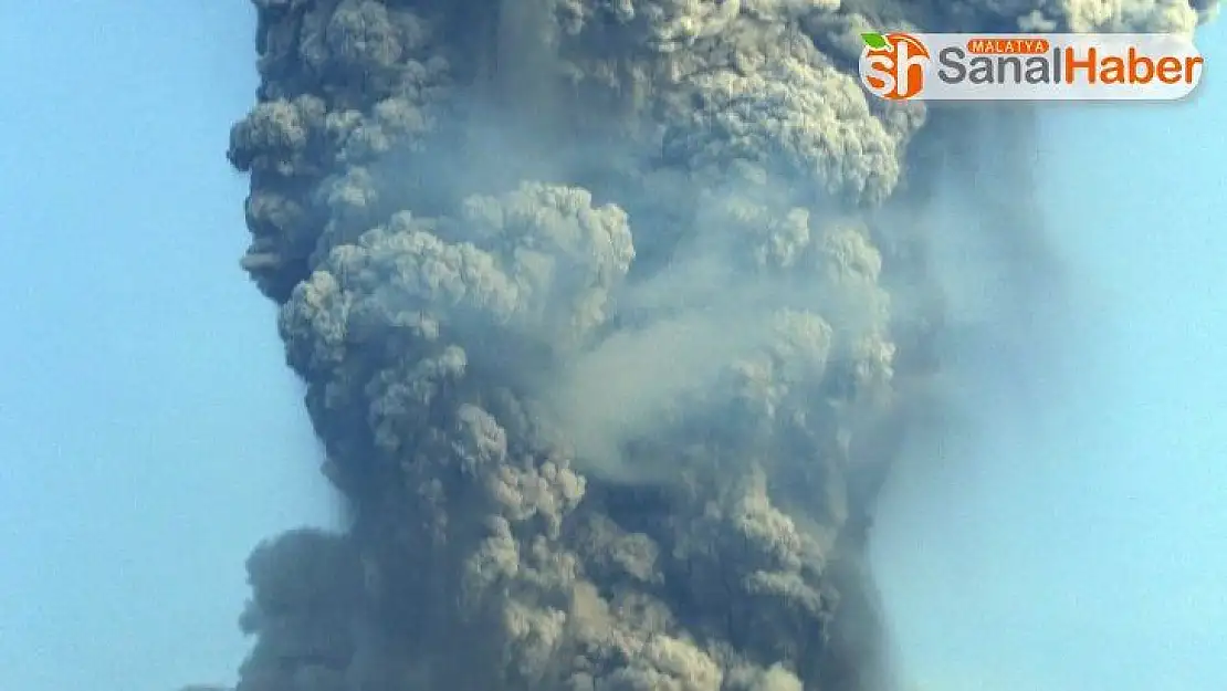 Endonezya'da Merapi Yanardağı'nda patlama