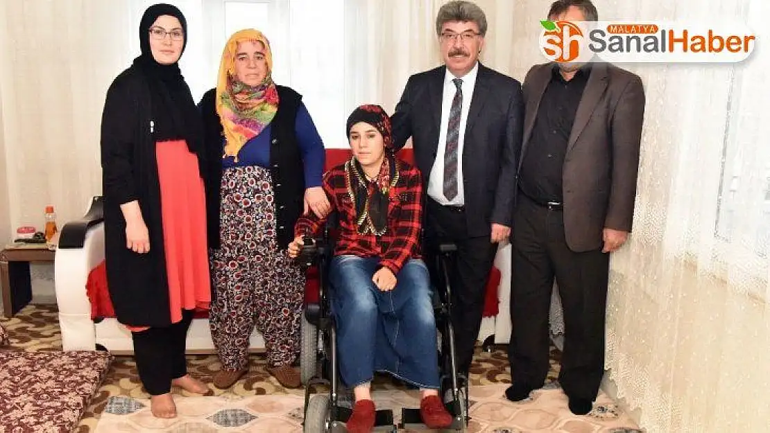 Engelli genç kız akülü tekerlekli sandalyesine kavuştu