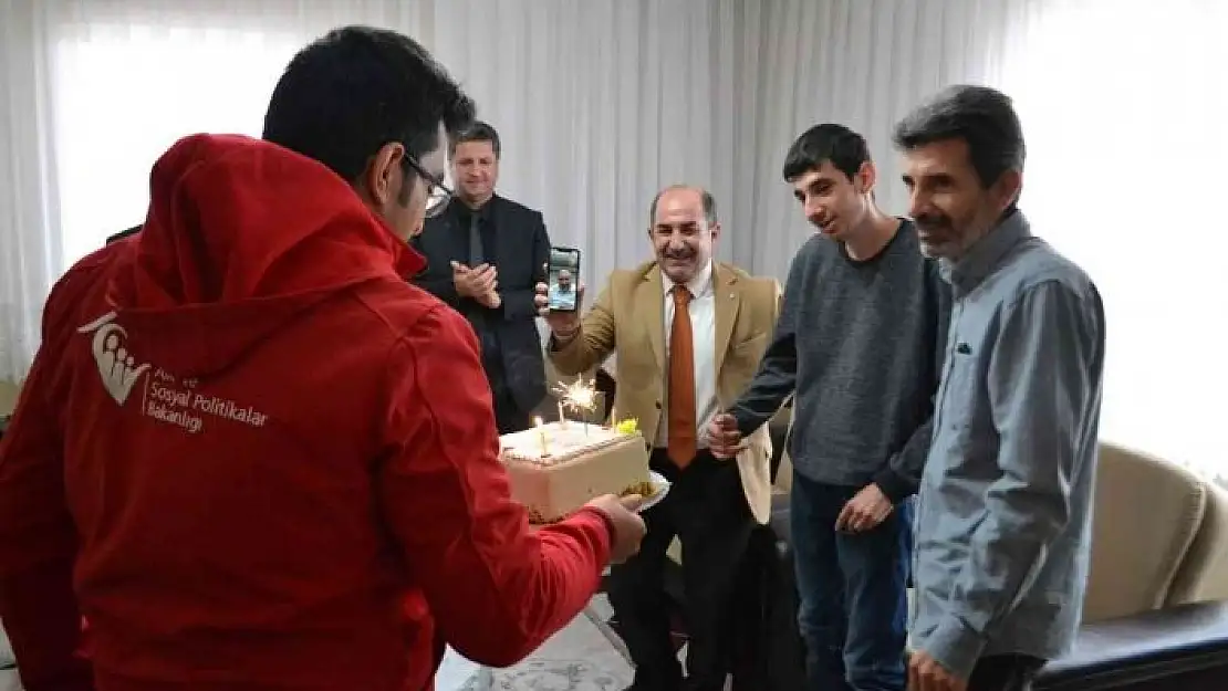'Engelli gence doğum günü sürprizi'