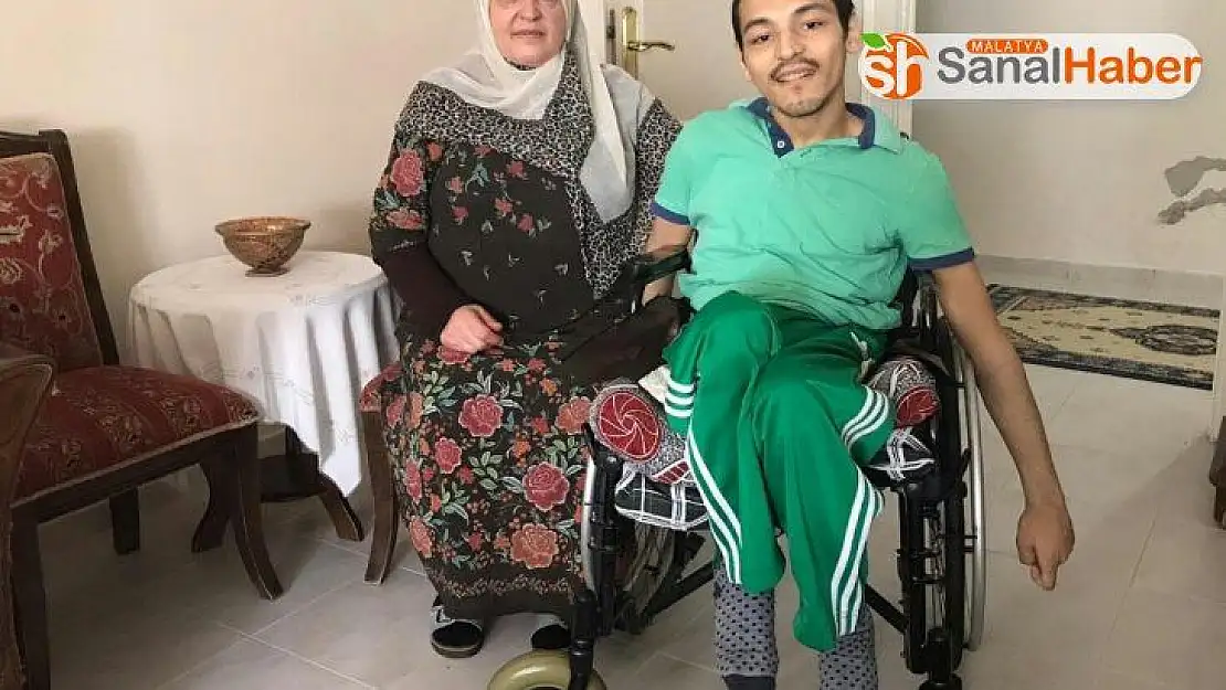 Engelli gencin ailesi akülü sandalye istiyor