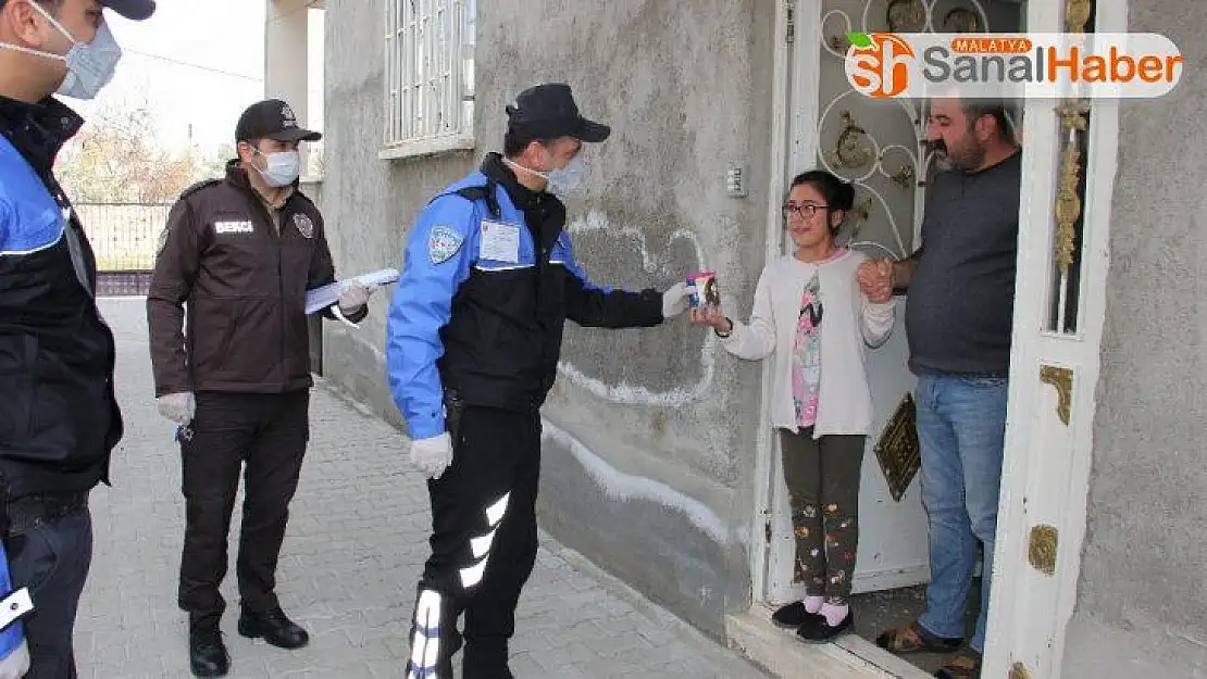 Engelli kız Tayyip Dedesi'nin başlattığı kampanyaya kumbarasını bağışladı