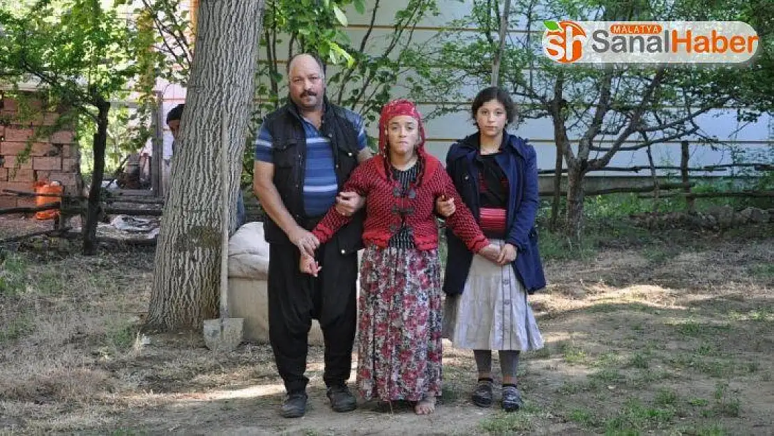 Engelli kızını 21 yıldır sırtında taşıyor