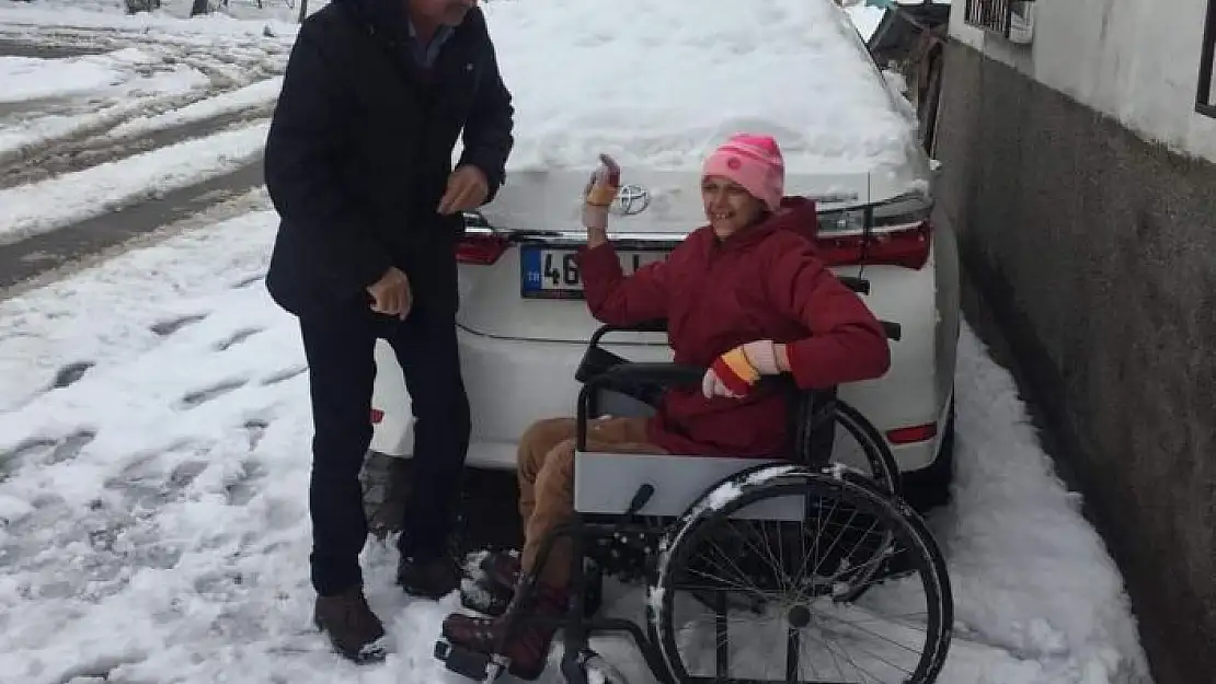 'Engelli kızıyla kartopu oynayan baba yürekleri ısıttı'