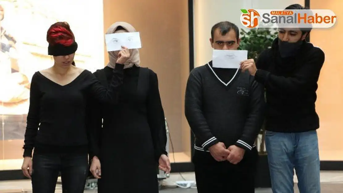 Engelli ünlü isimleri canlandırıp, farkındalık oluşturdular