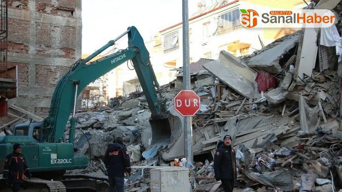 Enkaz altındaki 65 yaşındaki kadına ulaşılmaya çalışılıyor