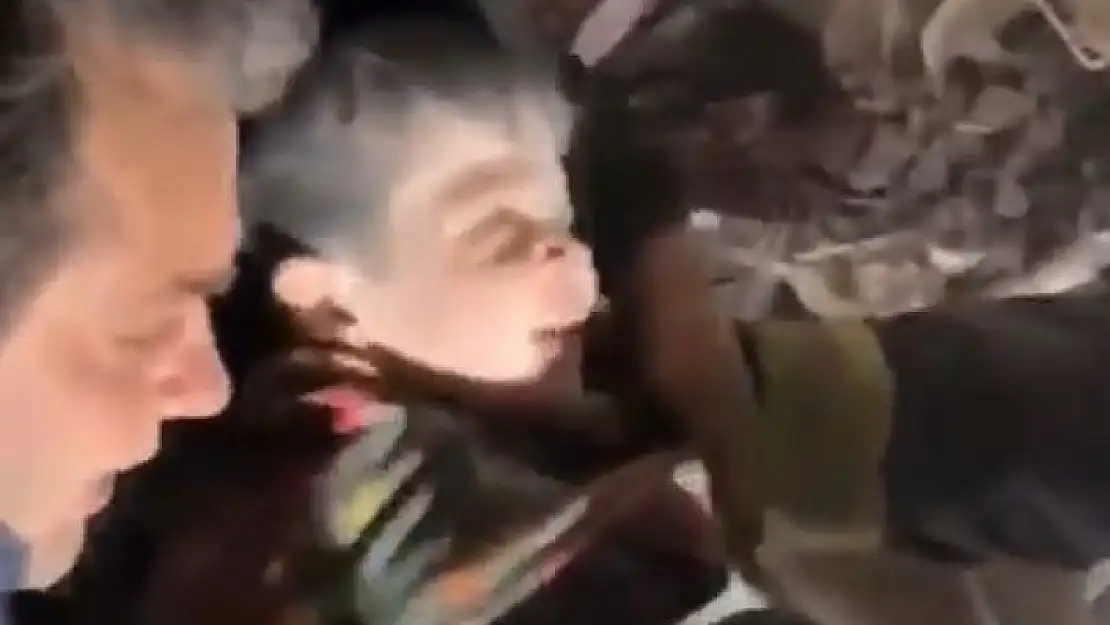 'Enkaz altından kurtarılan 3 yaşındaki Miran´a hayat öpücüğü'