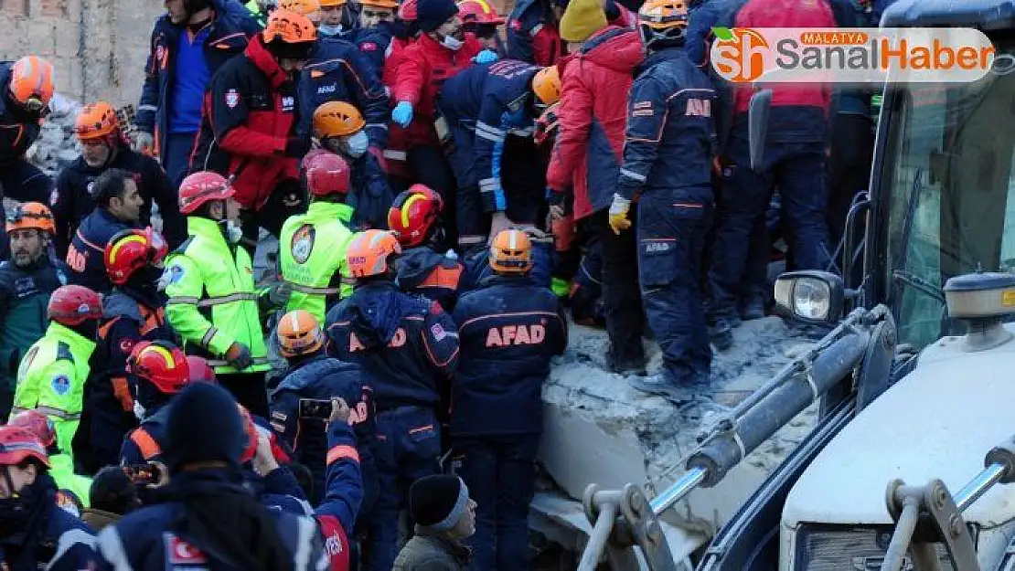 Enkazdan 15 saatin ardından 1 kişi daha sağ çıkarıldı