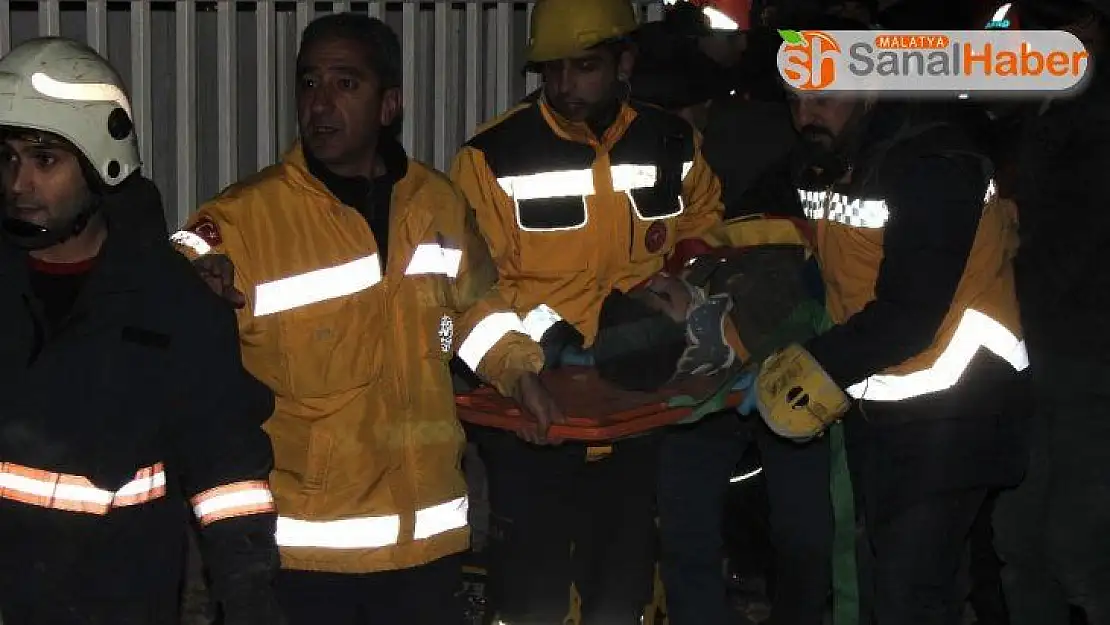 Enkazdan 5 saat sonra 12 yaşındaki çocuk sağ çıkarıldı