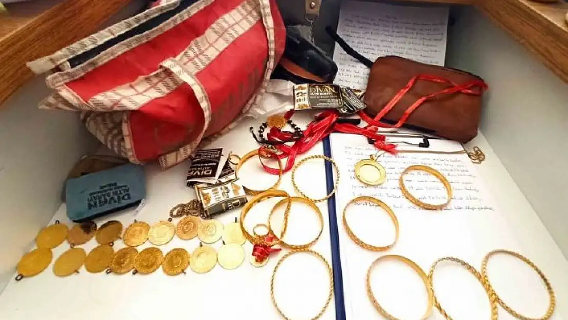 'Enkazdan çıkartılan 971 bin lira değerinde para ve altın ile çelik kasa polise teslim edildi'