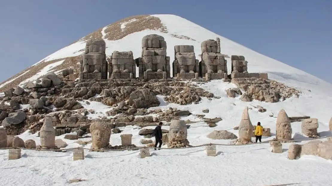 'Esaretten kurtulan Nemrut Dağı ilk turistleri ağırladı'