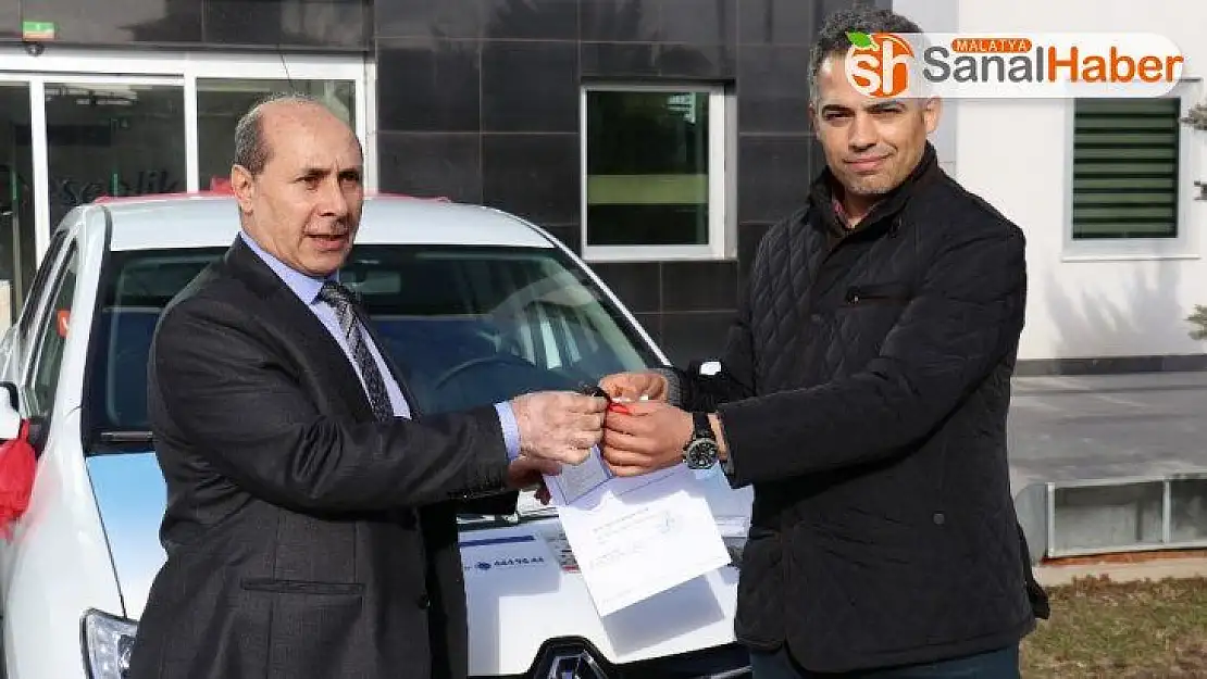 Esenlik'ten otomobil kazanan şanslı talihliler araçlarını teslim aldı