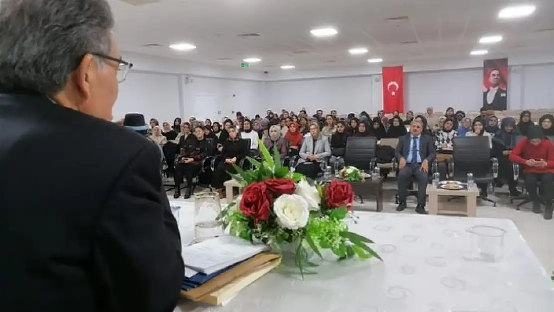 'Eski Bakan Güçlü´den öğrencilere tavsiyeler'