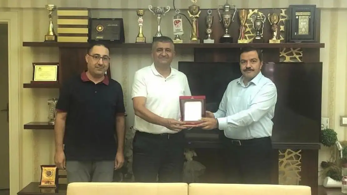 'Eski Başhekim Aktürk´e plaketli teşekkür'