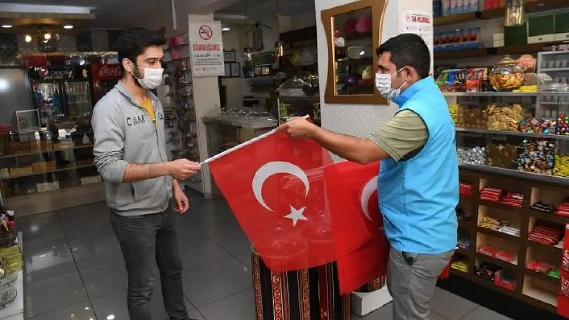 'Esnafa Türk bayrağı dağıtıldı'
