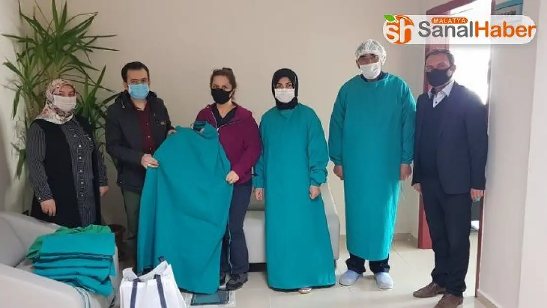 Ev hanımları cerrahi kıyafet için kolları sıvadı
