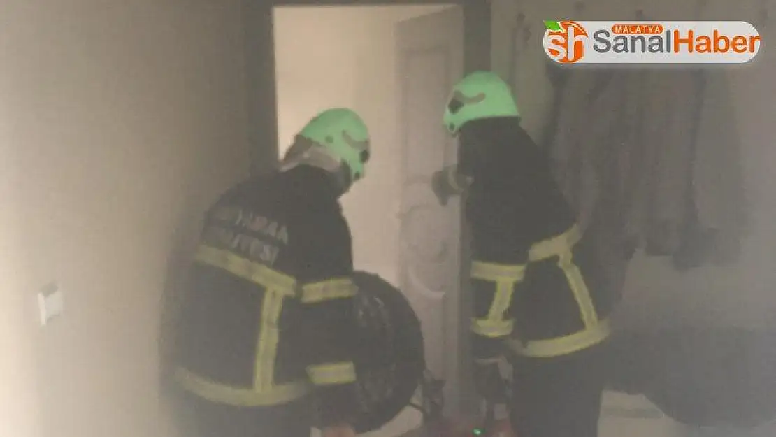 Ev yangınında mahsur kalan 2'si engelli 3 kişi kurtarıldı