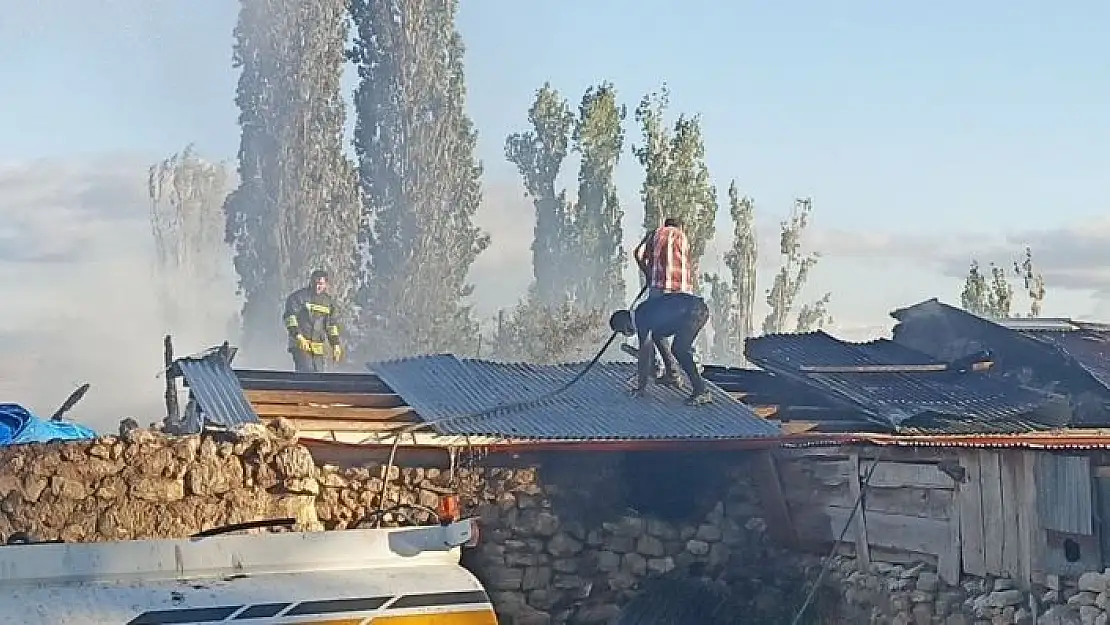 'Evde çıkan yangın başka bir ev ve iki ahıra sıçradı'