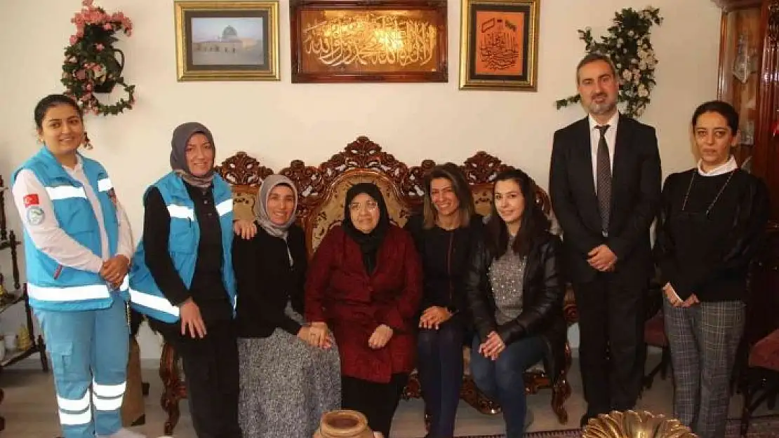'Evde sağlık hizmeti alan emekli öğretmen unutulmadı'