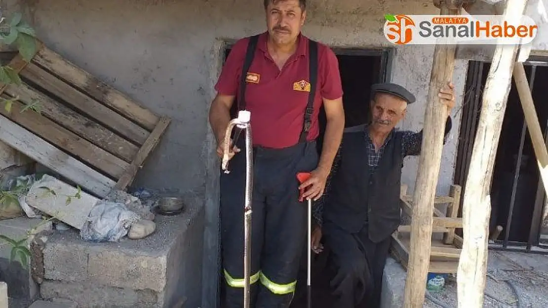 Eve giren yılan etkisiz hale getirildi
