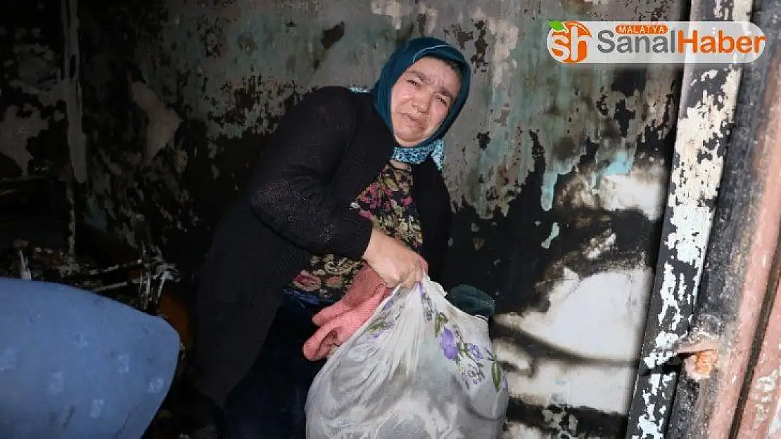 Evi yanan kadın eşyalarını gözyaşları içinde topladı