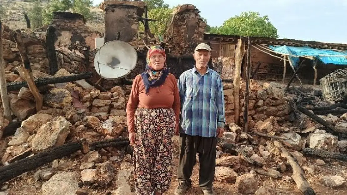 'Evi yanan yaşlı çift yardım bekliyor'