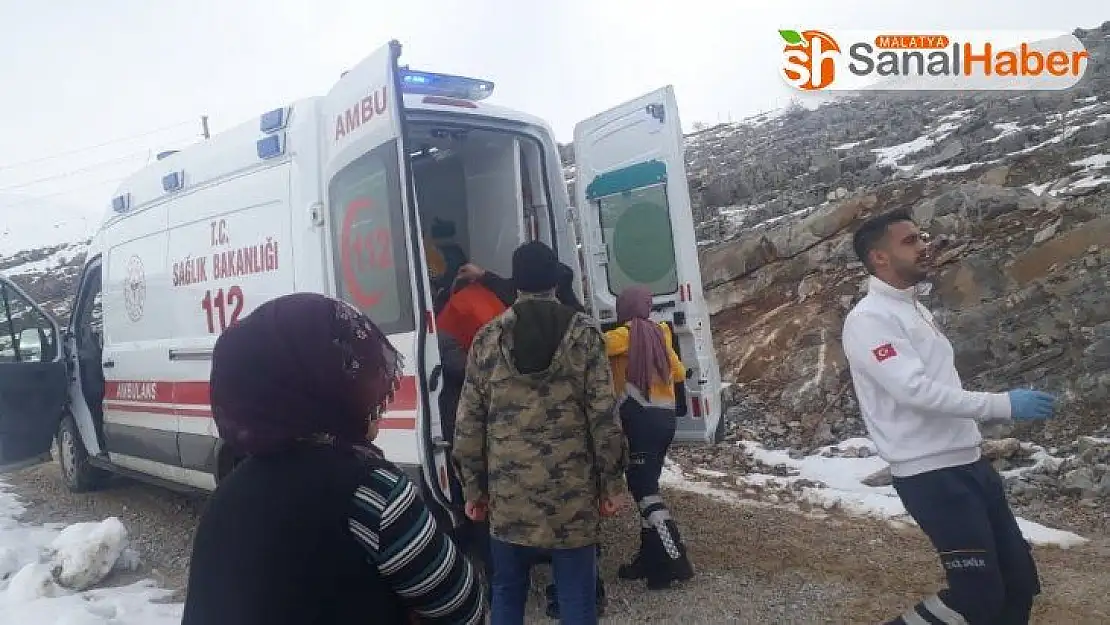 Malatya´da mahsur kalan felçli kadını karla mücadele ekipleri kurtardı