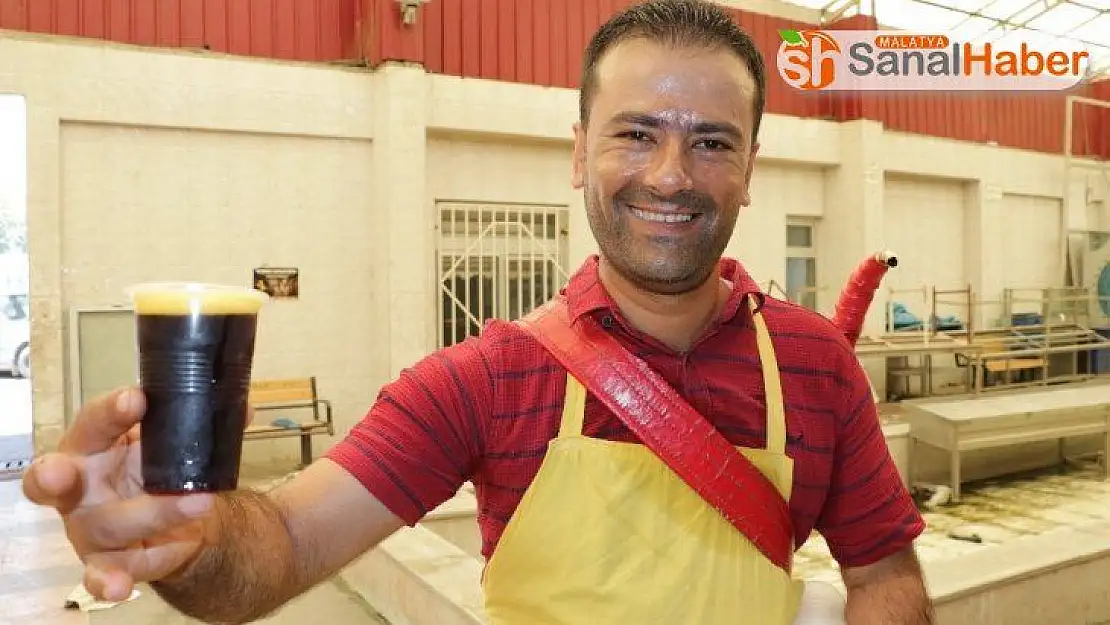 Evini geçindirmek için her gün 20 kilometre yürüyor