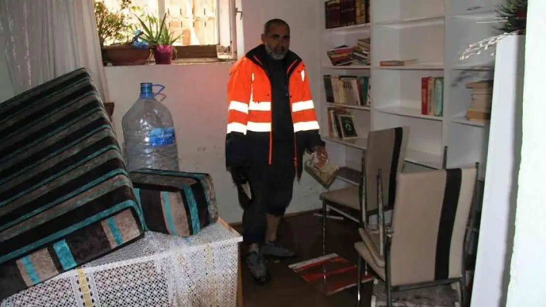 'Evinin sular içerisinde kalmasını gözyaşlarıyla izleyen afetzede: ''Allah´a hamt olsun canımız sağ, çocuklarımız kurtuldu'''