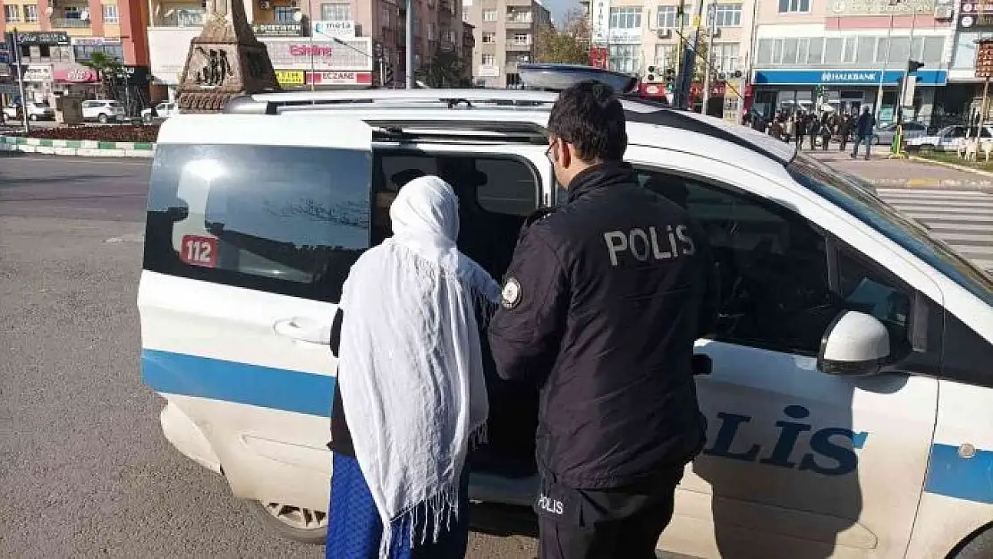 'Evinin yolunu unutan yaşlı kadının yardımına polis yetişti'