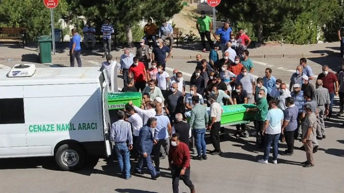 'Evlerinde öldürülen 4 kişilik aile son yolculuğuna uğurlandı'
