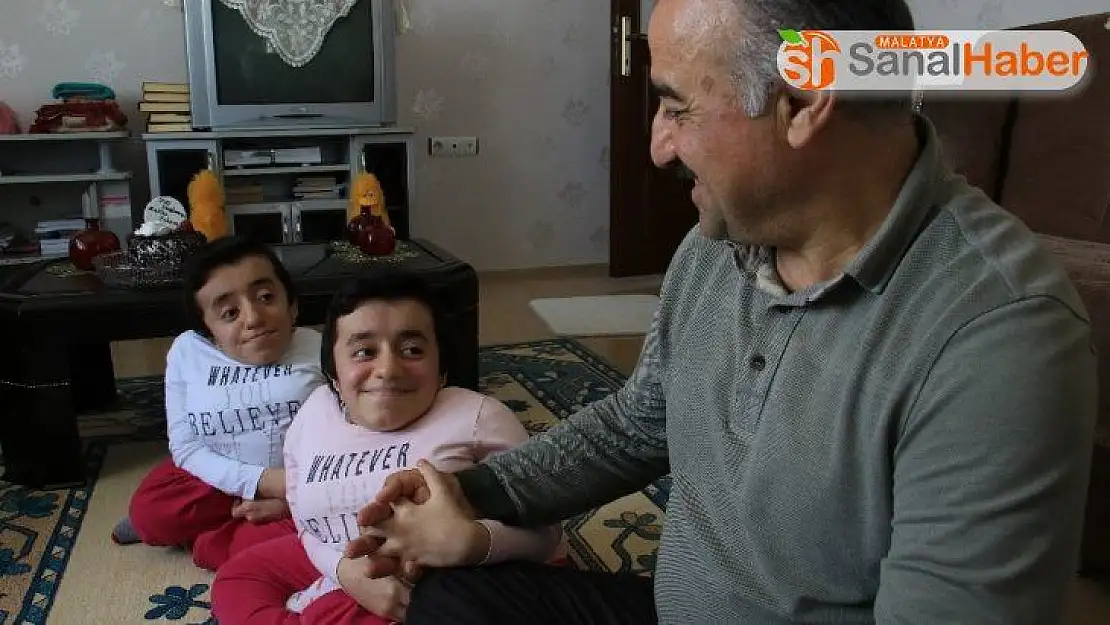 Evlerinin neşe kaynağı, Cam kemik hastası ikizler 15 yaşına girdi