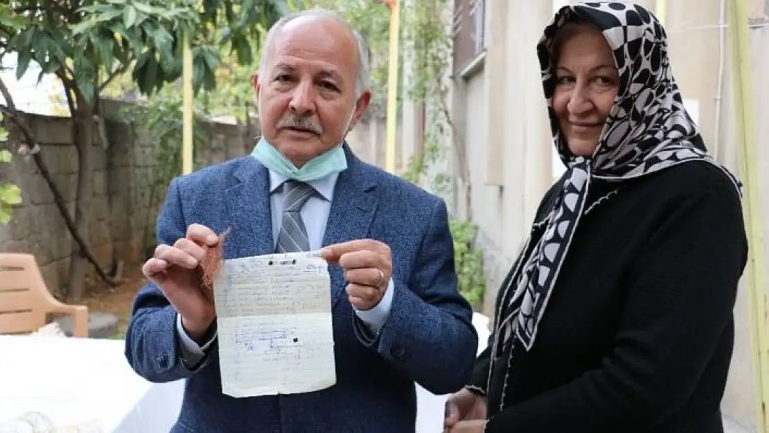 'Evlilik cüzdanında sakladığı mısır püskülünü 46 yıl sonra çıkardı'