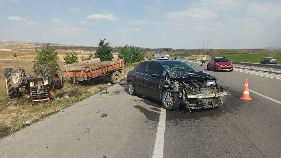 'Fark etmediği traktöre arkadan çarptı: 3 yaralı'