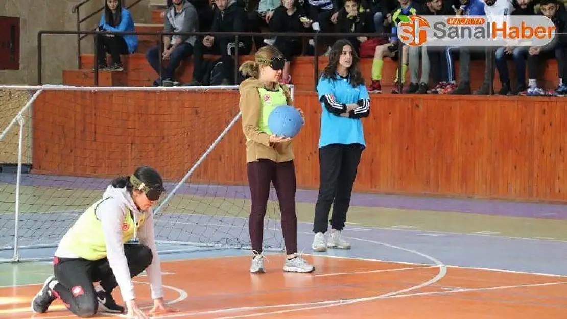 Farkındalık oluşturmak için göz bandı takıp, engellilere sahaya çıktılar.