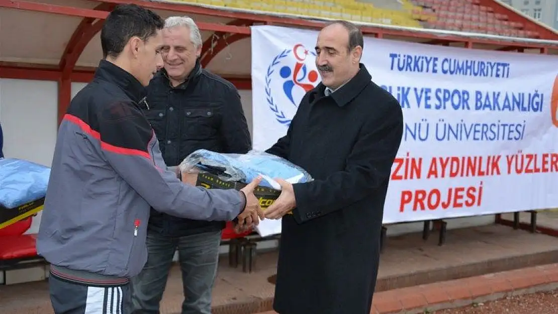 ELİT SPORCULARA SPOR MALZEMESİ YARDIMI YAPILDI