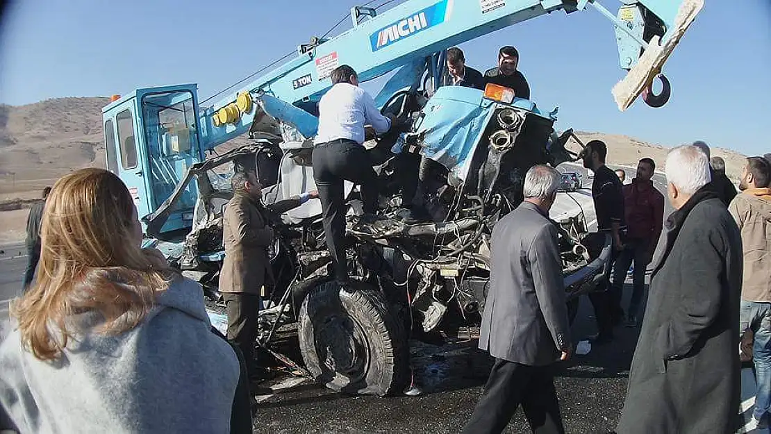 ÖZNUR ÇALIK KONVOYUNDA KAZA