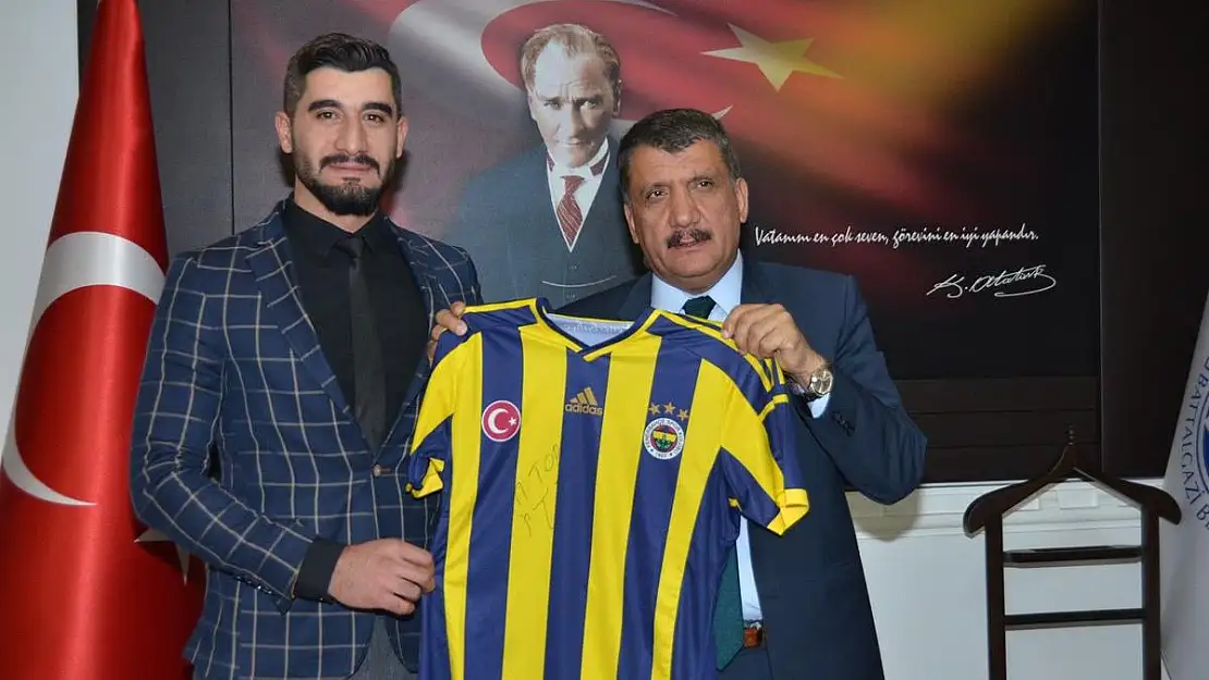 BAŞKAN GÜRKAN´A MEHMET TOPAL´IN FORMASI HEDİYE EDİLDİ