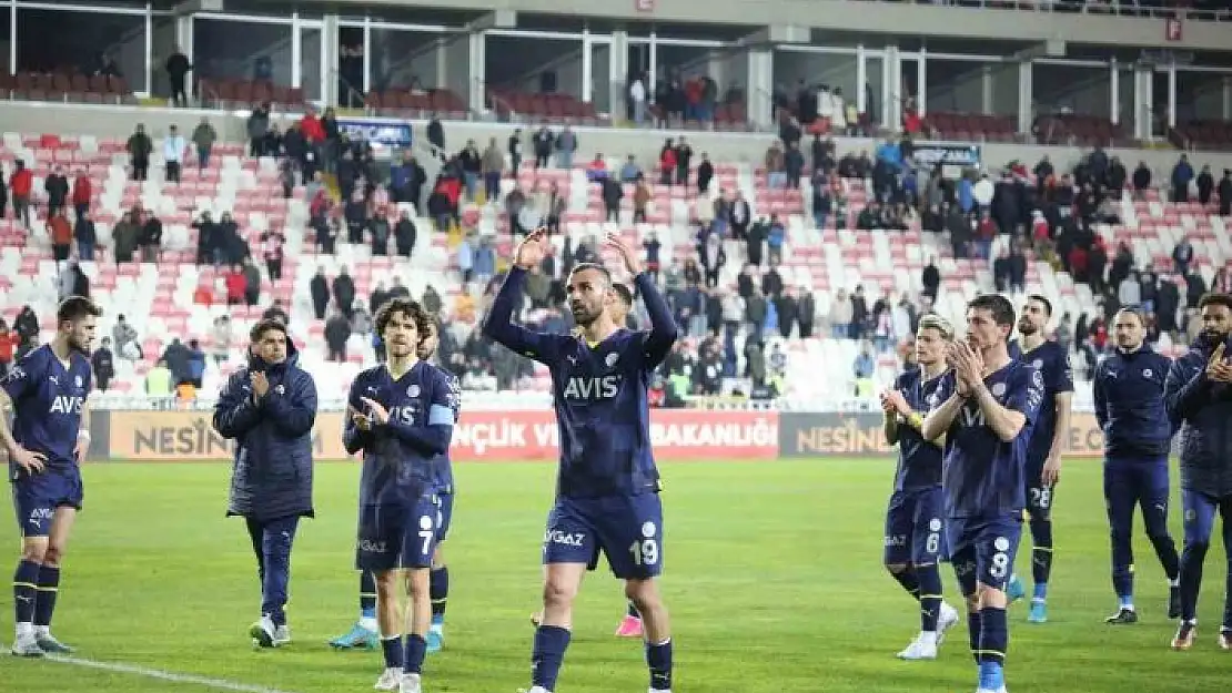 'Fenerbahçeli futbolcular galibiyeti deplasman tribününde kutladı'
