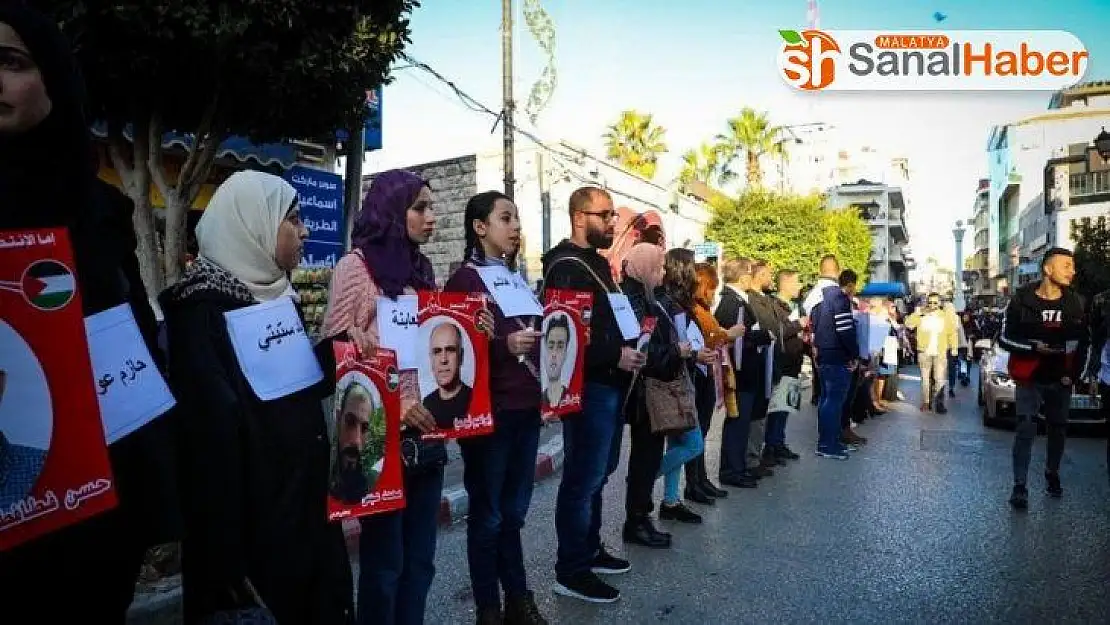 Filistinliler, İsrail hapishanelerindeki Filistinli mahkumlara destek için insan zinciri oluşturdu