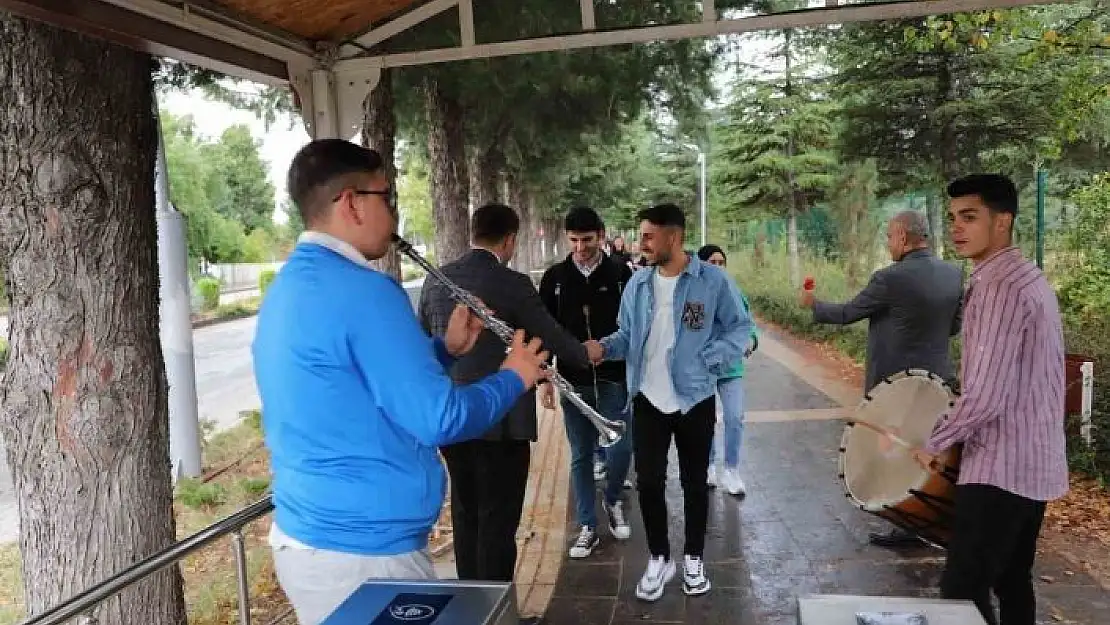 'Fırat Üniversitesi, öğrencilerini davul ve klarnetle karşıladı'