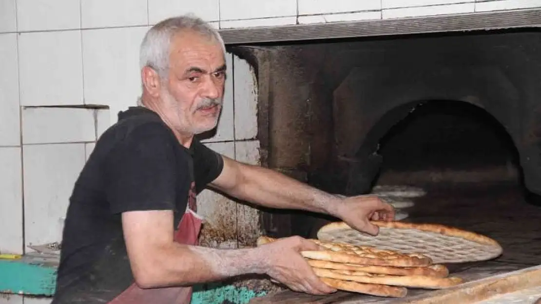 'Fırıncıların sıcakta ekmek mücadelesi: Dışarısı 40, içerisi 100 derece'