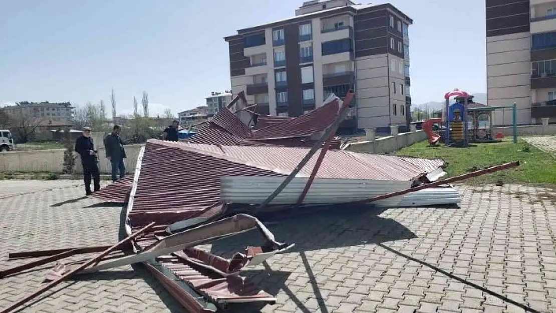 'Fırtına binanın çatısını uçurdu, 3 araç hasar gördü'