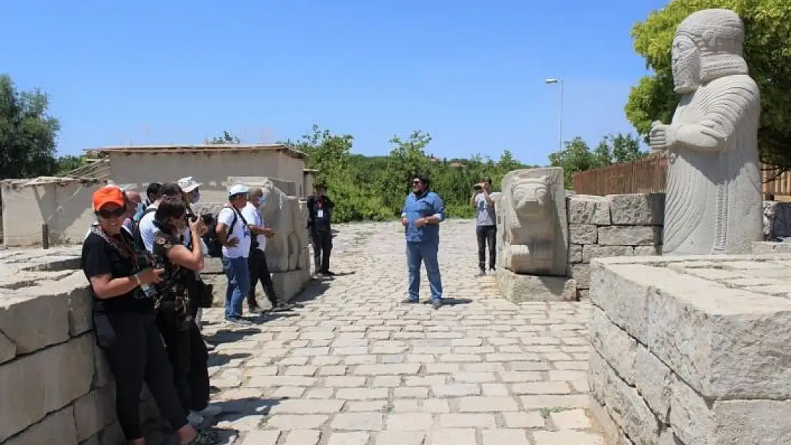 'Fotoğraf severler, Battalgazi´deki tarihi mekanları gezdi'