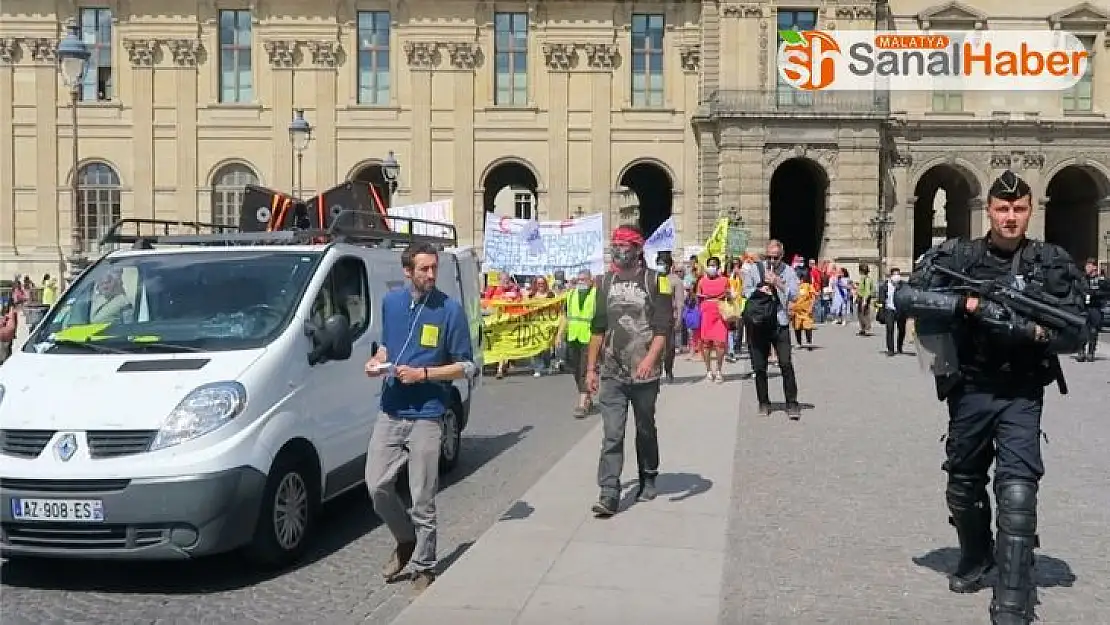 Fransa'da evsizler ve kiracılar lojman sorununu protesto etti