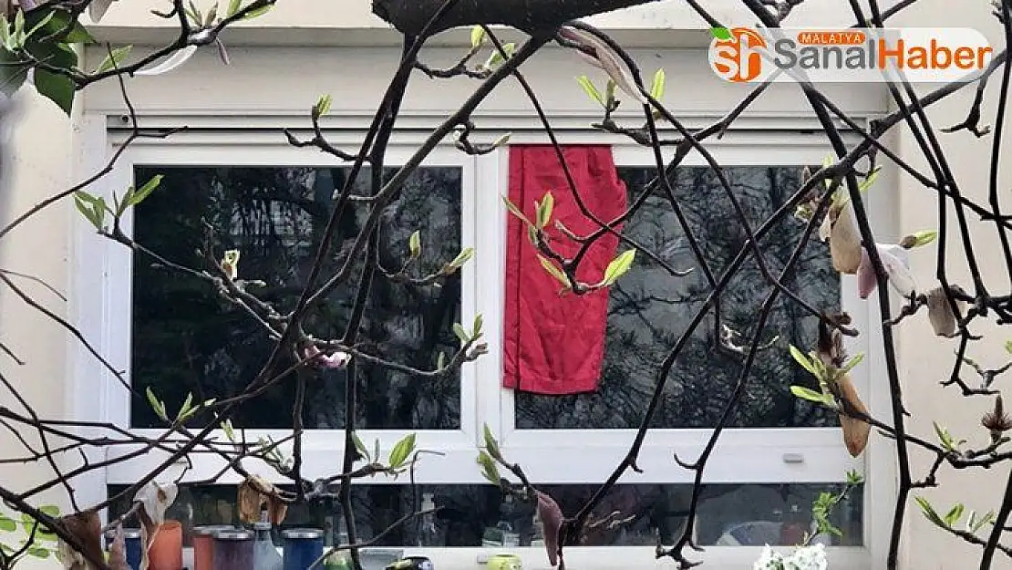 Fransa'da koronaya karşı kırmızı bez dayanışması