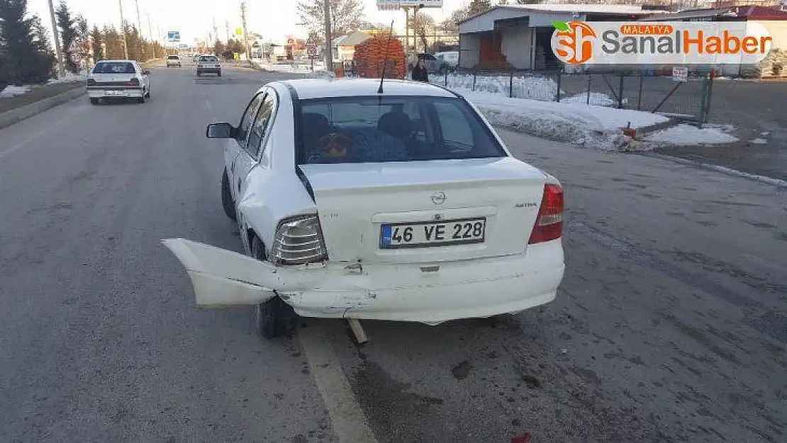 Frene bastı otomobil çarptı